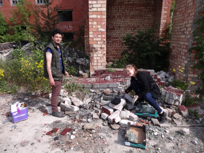 The process: Anna and Carlos collecting broken glass pieces
